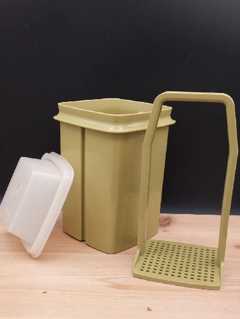 Vintage Tupperware Green Pickle Keeper With Strainer & Lid Model 1330-3 Made USA